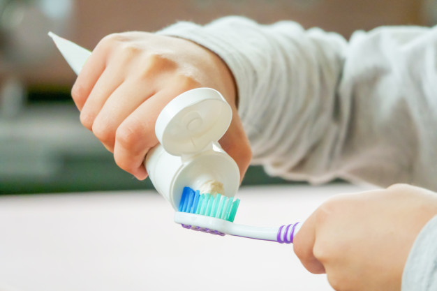 Manfaat Fluoride pada gigi anak