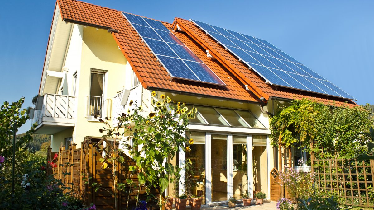 panel surya di rumah