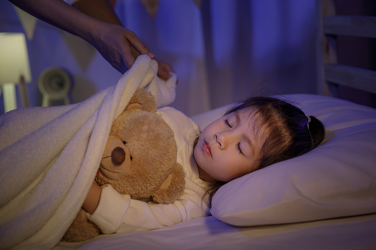 Cara membiasakan anak tidur sendiri