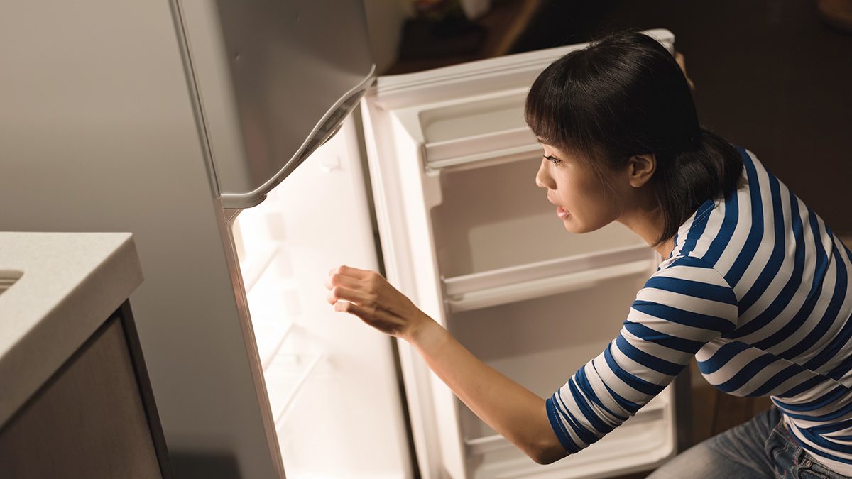 Cara alami menghilangkan bau tidak sedap pada kulkas