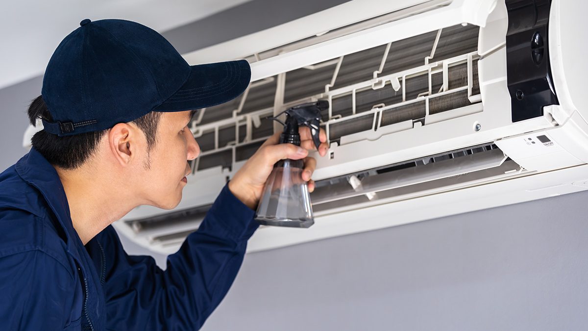 Cara membersihkan AC agar rumah tidak bau