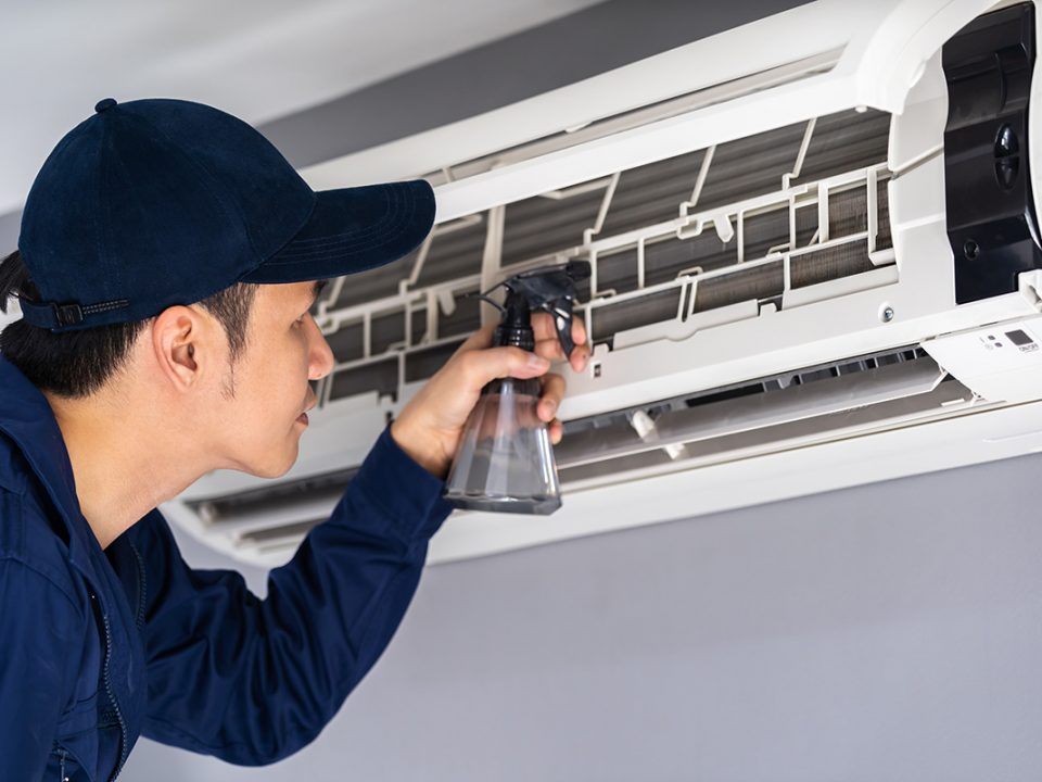 Cara membersihkan AC agar rumah tidak bau