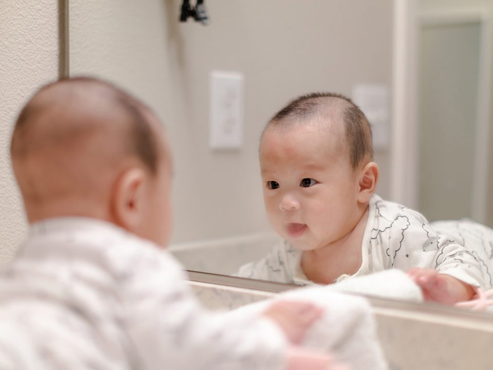 manfaat bercermin pada bayi