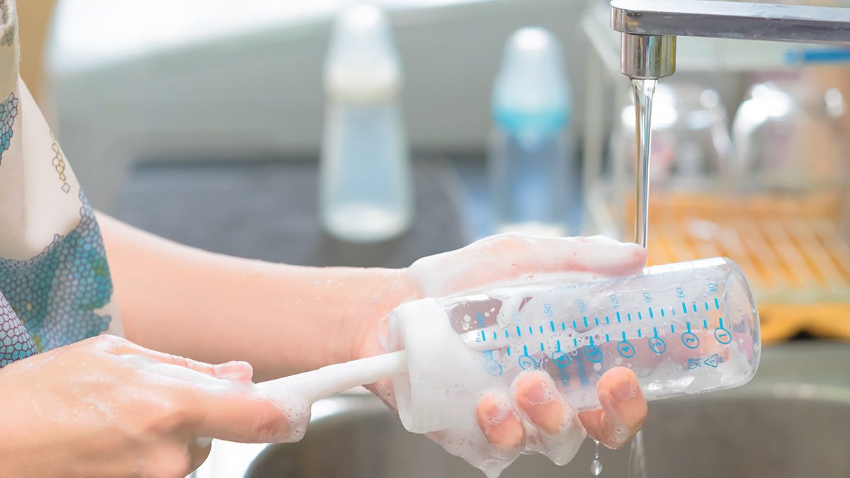 Mencuci botol dan mensterilisasi susu bayi