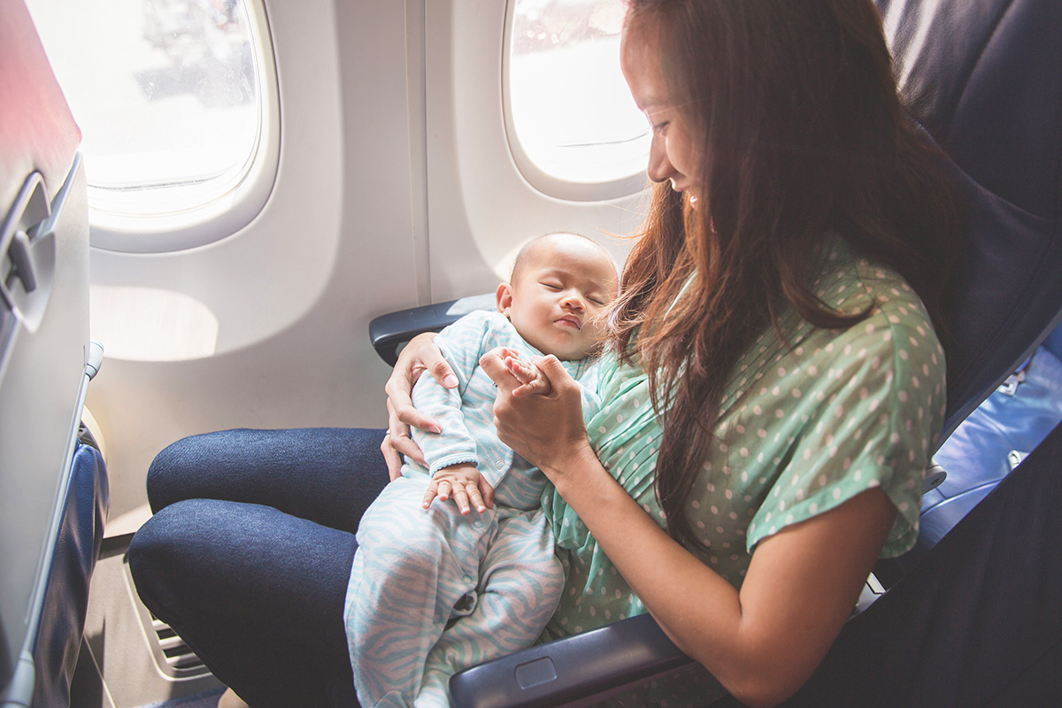 Поехать маму друга. Самолет для детей. Женщина с ребенком в самолете. Младенец в самолете. Мама с ребенком в самолете.