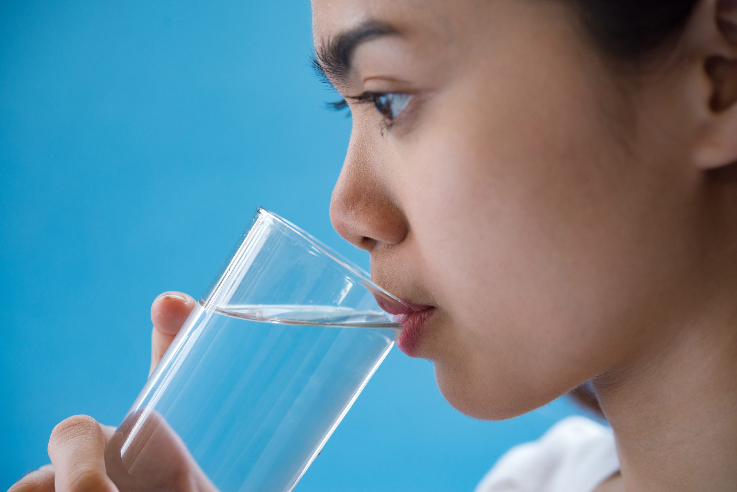 Water mouthing. Пить воду. Человек пьет воду. Газированная вода в стакане. Фото воды и медицина.