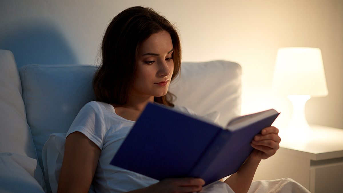 Membaca buku sebelum tidur