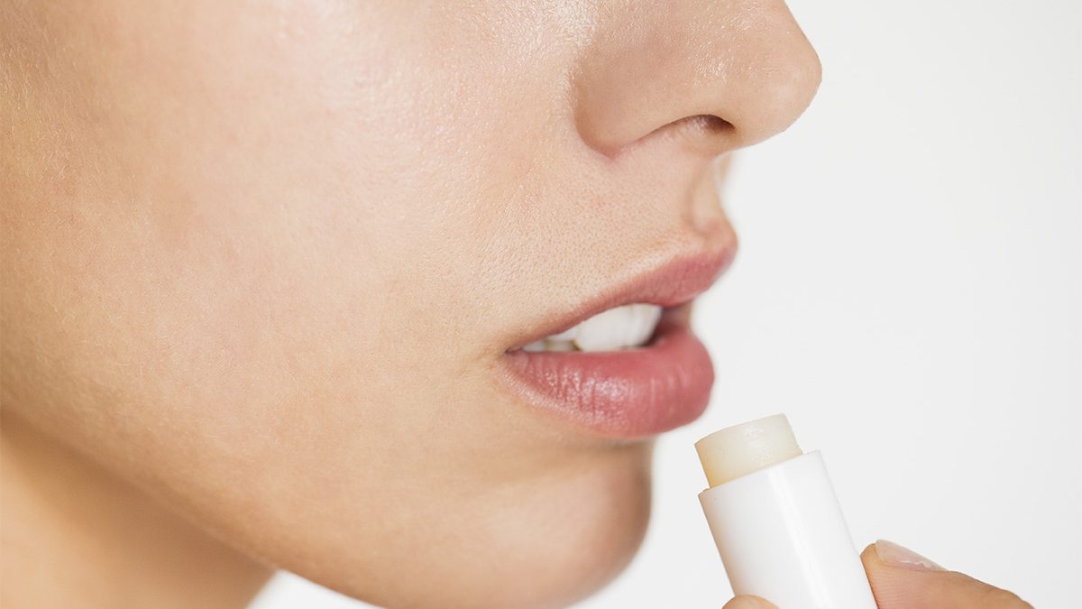 Lindungi bibir dengan lip balm