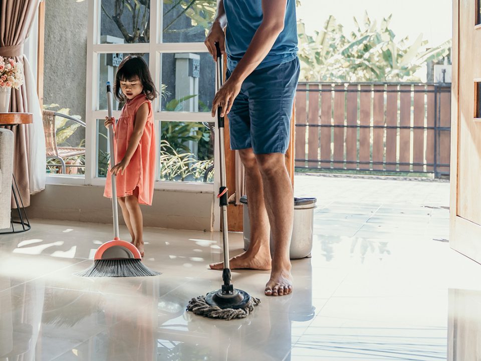 Membersihkan Rumah setelah Banjir