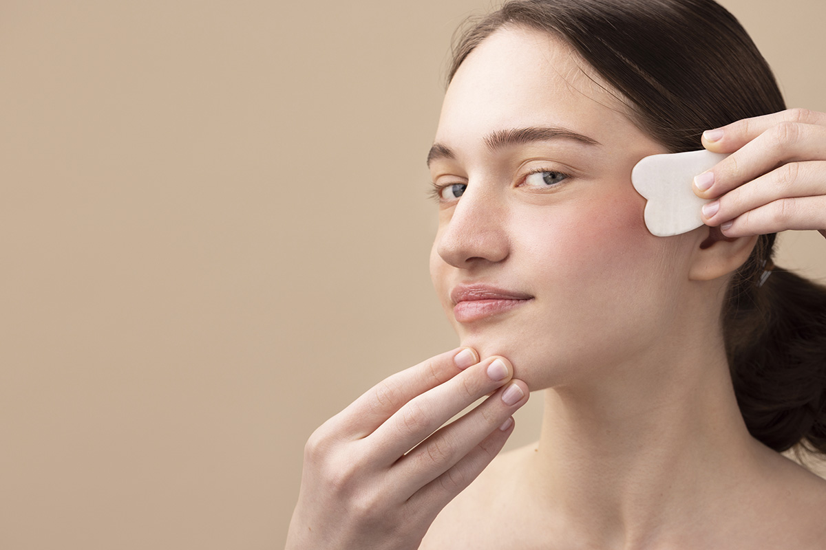 Manfaat Gua Sha, Pijat ala Tiongkok yang Bikin Awet Muda Berkeluarga