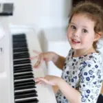 Manfaat Bermain Piano untuk Anak